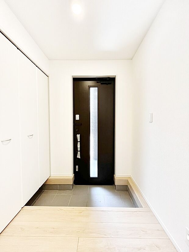 ~Entrance~ 家の中でお客様を迎える最初の場所である玄関は、家の印象そのものです!豊富な玄関収納で、常に綺麗に保つことが出来ます♪玄関にはたっぷり収納の下駄箱を完備!