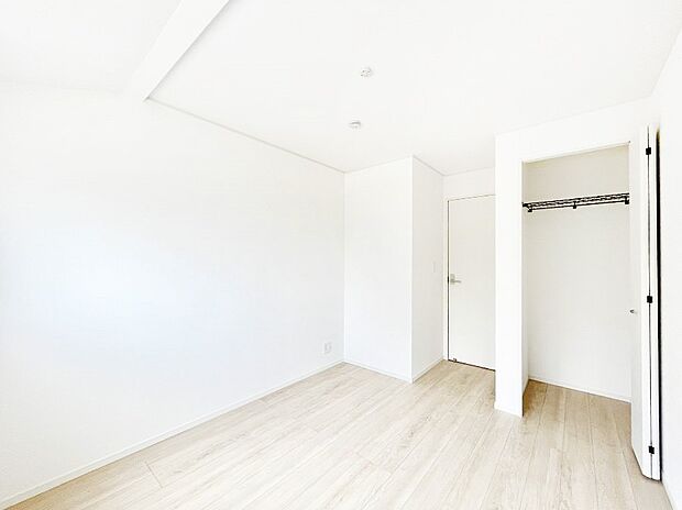~Bed Room~ 子供部屋はお子様にとって大変重な役割があります。子供一人で過ごす空間を与えることで、宿題や勉強時間も自然と増えまた自ら部屋の片付けや掃除なども促すことに繋がります。
