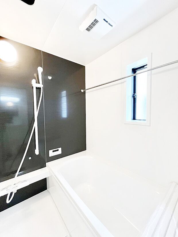 ~Bath Room~ ゆったりと足を伸ばして入浴することが可能!一日の疲れを癒す貴重なバスタイムです。お子様とご一緒でも十分な広さなので、リビングとは違った家族団欒のひと時をお楽しみいただけます。