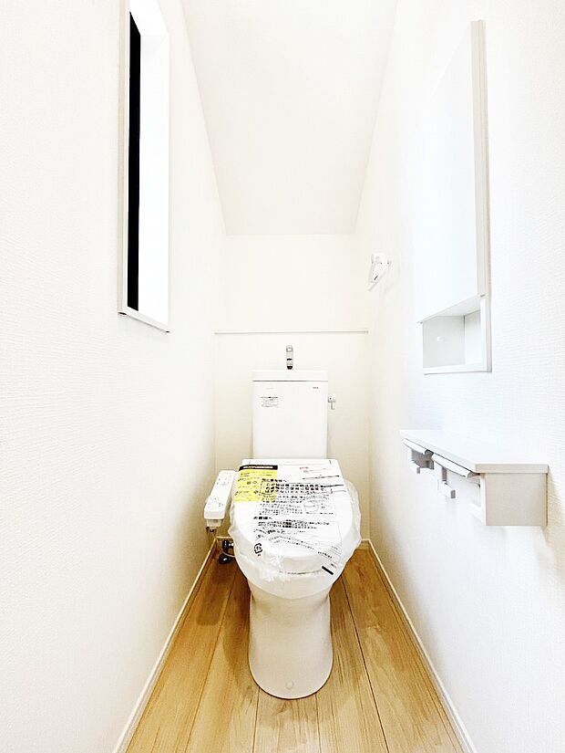 ~Toilet~ 綺麗・スッキリ・快適なウォシュレット付トイレでくつろげる空間です。1、2階共にトイレスペース!採光もあり明るく、快適空間となっております♪毎日使う場所だからこその配慮です!