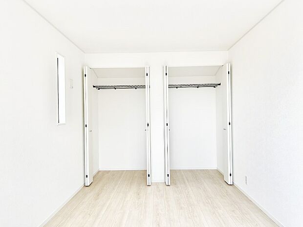 ~Closet~ 壁面クローゼットがあればタンスを置く必要がなく、出っ張りのないスッキリ空間を維持できます。限られたスペースを有効に活用できそう。季節の衣類や趣味の品などたっぷり収納出来ますね♪