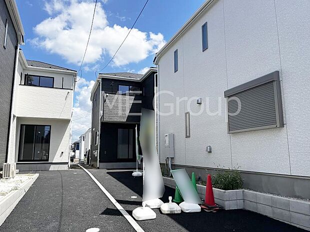 ~Exterior~ 一戸建ての大きなメリットは、自分達の「土地」を「自由に」使える事です。ガーデニングやDIY,車やバイクの趣味など様々な用途で利用できます。