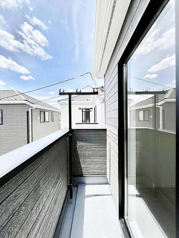 ~Balcony~ バルコニーは温かい陽がさしこみ、お布団や洗濯物を気持ちよく干すことができます。 使いやすく開放的なバルコニーです♪陽ざしがたっぷり降り注ぐ、バルコニー付き住まい。