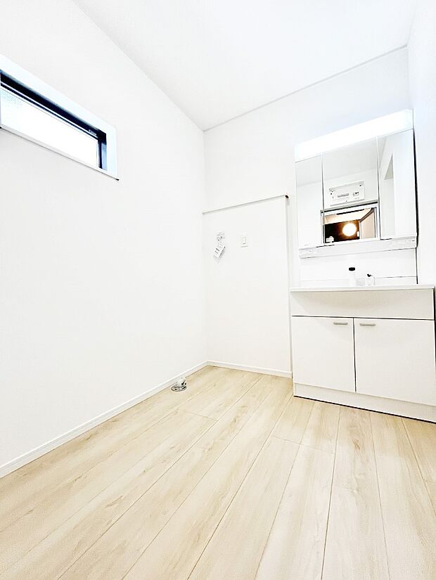 ~Dressing Room~ 暗くなりがちな洗面所も窓があると採光と換気が可能なので気持ちよくお使い頂けます。三面鏡タイプの洗面台は鏡裏収納で散らかりがちな洗面所もスッキリ♪