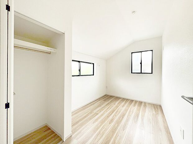 ~Bed Room~ 子供部屋はお子様にとって大変重な役割があります。子供一人で過ごす空間を与えることで、宿題や勉強時間も自然と増えまた自ら部屋の片付けや掃除なども促すことに繋がります。