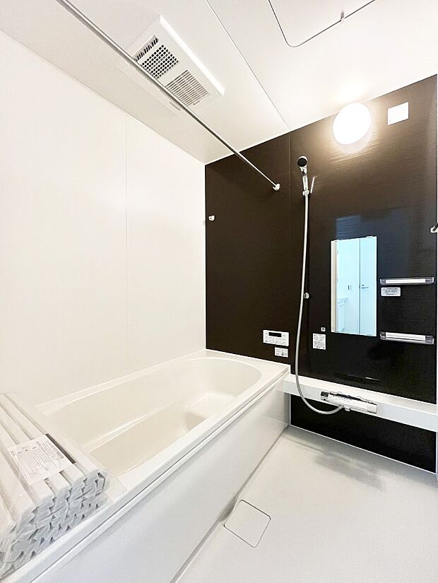 ~Bath Room~ 落ち着いた雰囲気の浴室で明日に向けてリフレッシュ。浴室乾燥機能も付いているので隣の洗濯機置き場で洗い上がった洗濯物を、雨の日も天気を気にせず乾燥させることも可能です。