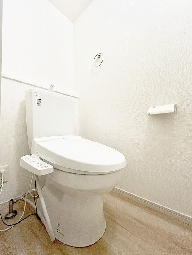 ~Toilet~ 綺麗・スッキリ・快適なウォシュレット付トイレでくつろげる空間です。トイレは毎日使わざるを得ないもの。いつも清潔を保ちたいですね。トイレが2ヶ所あるので朝の混雑時に便利です!