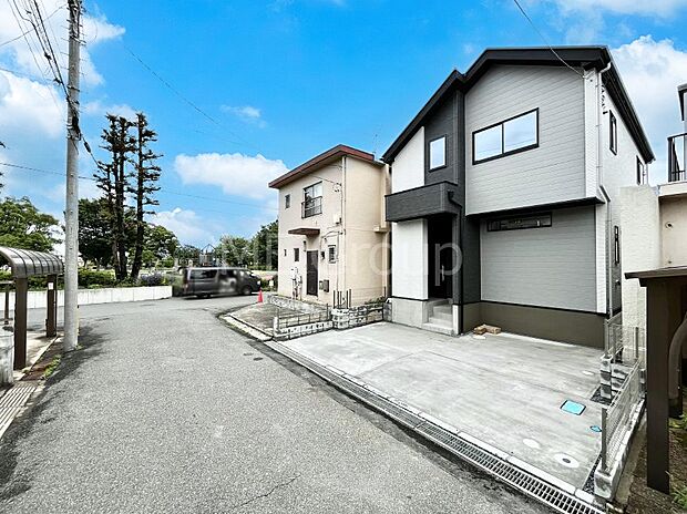 ~Exterior~ 前面道路は閑静な住宅地をはしる車通りの少ない道路。駐車の出し入れもらくらくです!ご不明点・現地見学のご希望は、お気軽にお問い合わせください!
