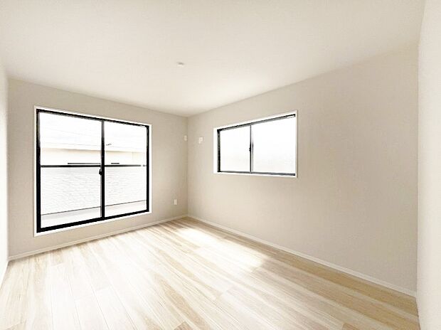 ～Bed Room～　2面採光を確保した明るい室内は、風通しも良く、大変居心地の良い空間となっております。爽やかな風を感じて起きる朝は、快適生活の始まりに！日当たりや通風がとても良い住まい♪