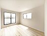 室内：～Bed Room～　2面採光を確保した明るい室内は、風通しも良く、大変居心地の良い空間となっております。爽やかな風を感じて起きる朝は、快適生活の始まりに！日当たりや通風がとても良い住まい♪
