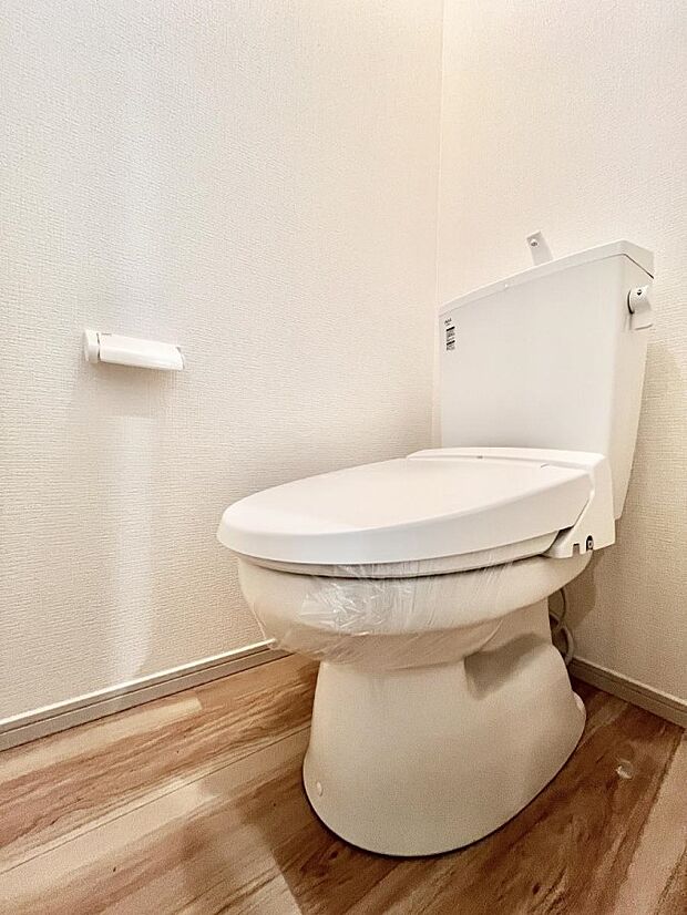 ~Toilet~ 清潔感あふれるウォシュレット付きトイレで快適な毎日を。使いやすさと衛生面に配慮された機能が揃っています。※同仕様写真