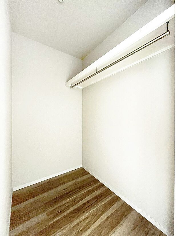 ~Walk-in Closet~ 必要なものやコーディネートを一覧して確認でき、身支度や準備が短時間で済むウォークインクローゼットを設置しました。家の中をすっきりとさせる便利な収納スペースです。