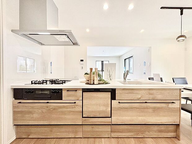~Kitchen~ 会話が弾むリビング、料理が愉しくなるキッチン。家は、ただ生活する場ではなく、暮らしを愉しく、快適にする場所。笑顔の毎日、安らぎの日々のために、最新の設備・仕様を採用。