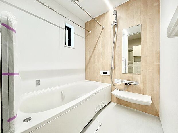 ~Bath Room~ 落ち着いた雰囲気の浴室で明日に向けてリフレッシュ。浴室乾燥機能も付いているので隣の洗濯機置き場で洗い上がった洗濯物を、雨の日も天気を気にせず乾燥させることも可能です。