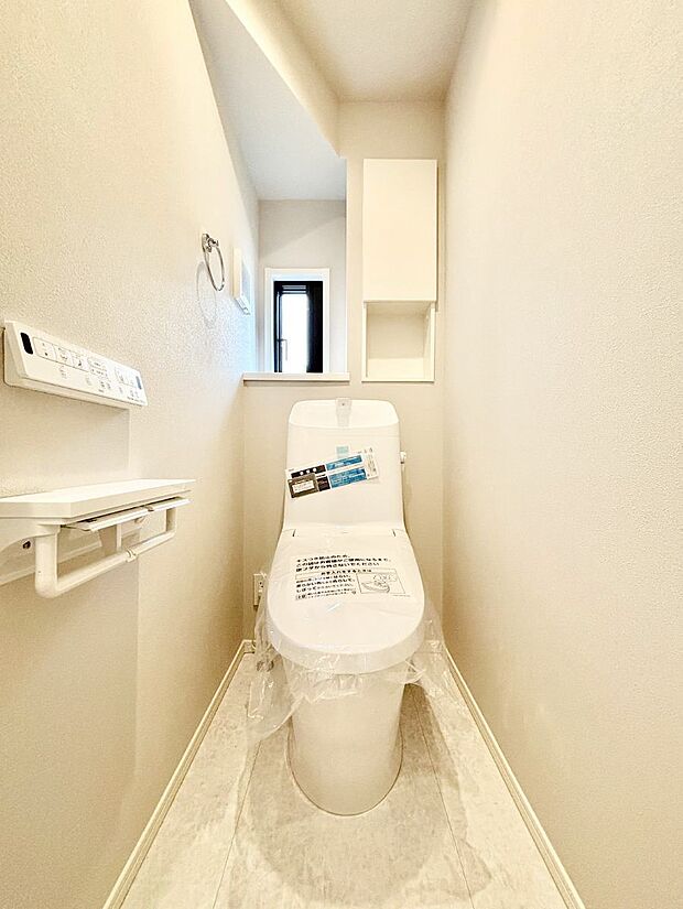 ~Toilet~ 綺麗・スッキリ・快適なウォシュレット付トイレでくつろげる空間です。トイレは毎日使わざるを得ないもの。いつも清潔を保ちたいですね。トイレが2ヶ所あるので朝の混雑時に便利です!