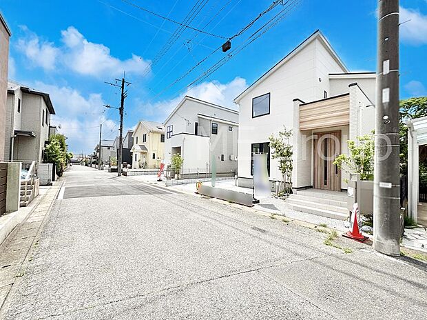 ~Exterior~ 前面道路は閑静な住宅地をはしる車通りの少ない道路。駐車の出し入れもらくらくです!ご不明点・現地見学のご希望は、お気軽にお問い合わせください!