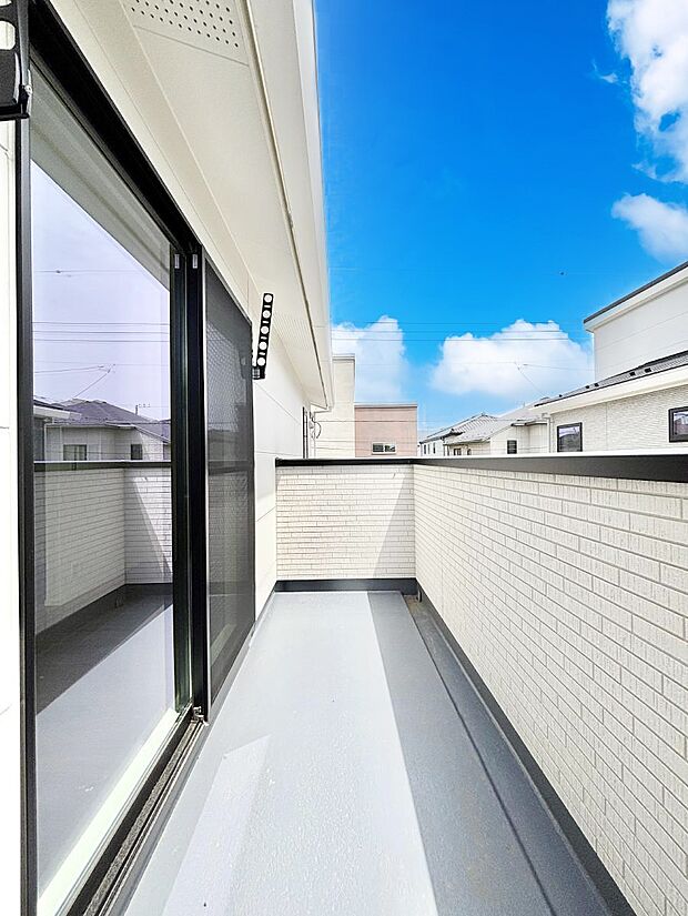 ~Balcony~ バルコニーは温かい陽がさしこみ、お布団や洗濯物を気持ちよく干すことができます。 使いやすく開放的なバルコニーです♪陽ざしがたっぷり降り注ぐ、バルコニー付き住まい。