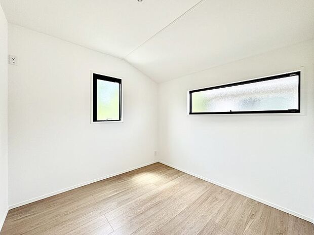 ~Bed Room~ 木の温もりがやさしいフローリングは安らぎをもたらすプライベート空間。明るめのフローリングですので、壁紙ともマッチし、お部屋を更に広く見せてくれる効果も。