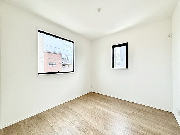 ~Bed Room~ 子供部屋はお子様にとって大変重な役割があります。子供一人で過ごす空間を与えることで、宿題や勉強時間も自然と増えまた自ら部屋の片付けや掃除なども促すことに繋がります。