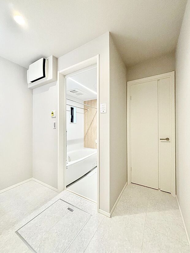 ~Dressing Room~ 清潔感溢れる色合いで統一されていると、スッキリと整った印象をうけます。 鏡の裏にはたっぷりと収納スペースを標準装備! 水廻りは、シンプルかつ機能性を重視して。
