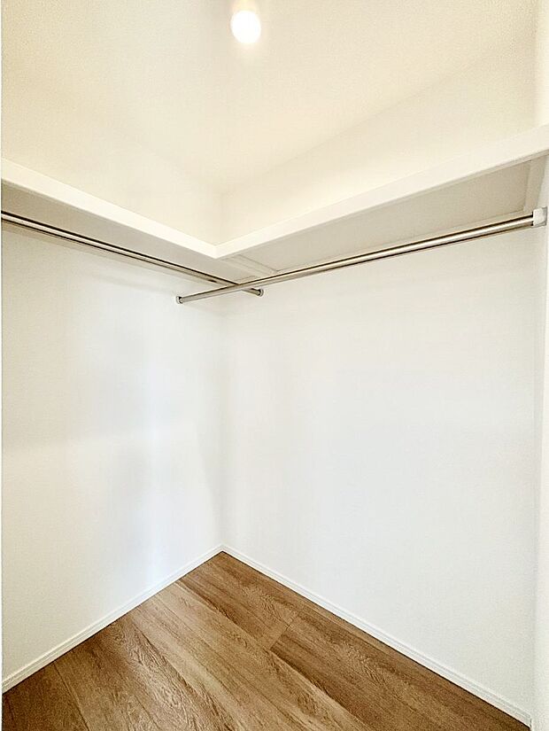 ~Walk-in Closet~ 必要なものやコーディネートを一覧して確認でき、身支度や準備が短時間で済むウォークインクローゼットを設置しました。家の中をすっきりとさせる便利な収納スペースです。