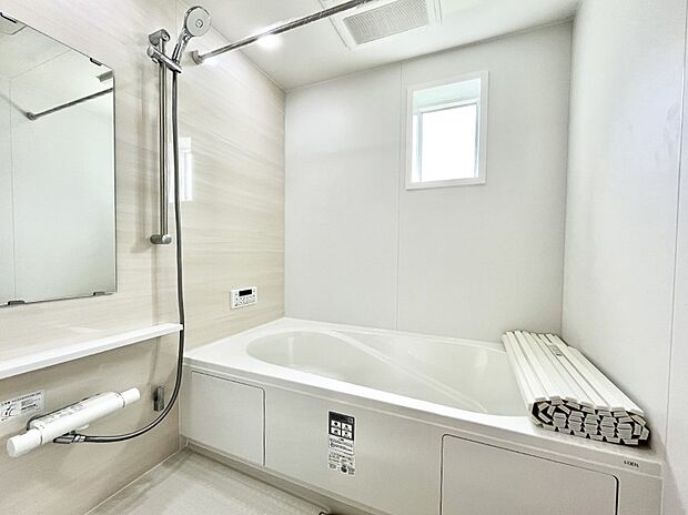 ~Bath Room~ 足を伸ばして入浴することが可能!一日の疲れを癒す貴重なバスタイムです。お子様とご一緒でも十分な広さなので、リビングとは違った家族団欒のひと時をお楽しみいただけます。