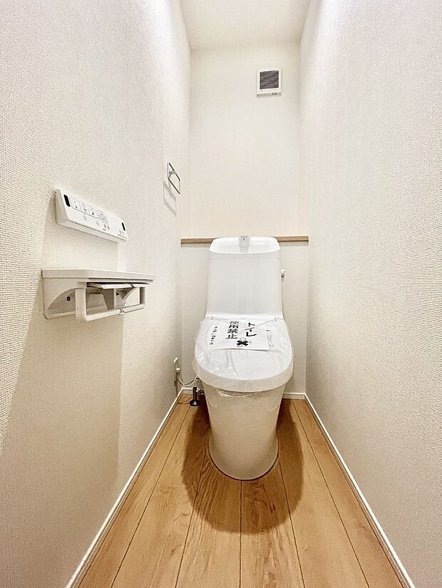 ~Toilet~ 綺麗・スッキリ・快適なウォシュレット付トイレでくつろげる空間です。トイレは毎日使わざるを得ないもの。いつも清潔を保ちたいですね。トイレが2ヶ所あるので朝の混雑時に便利です!