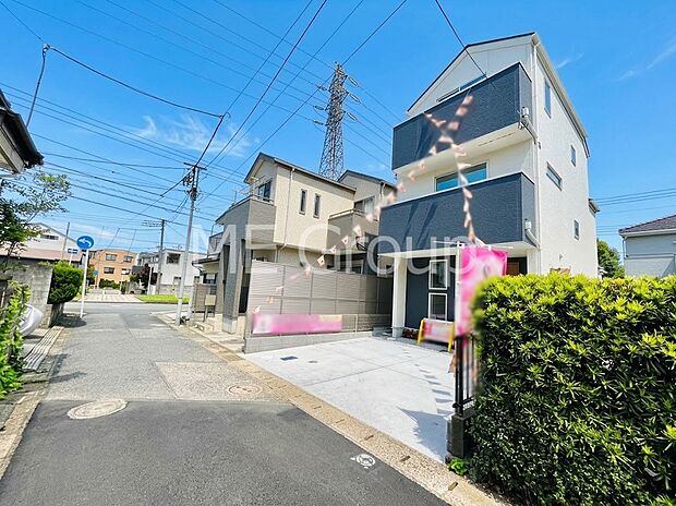 ~Exterior~ 前面道路は閑静な住宅地をはしる車通りの少ない道路。駐車の出し入れもらくらくです!ご不明点・現地見学のご希望は、お気軽にお問い合わせください!