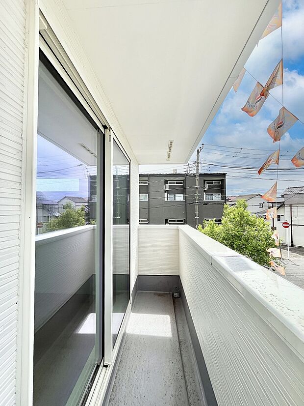 ~Balcony~ バルコニーは温かい陽がさしこみ、お布団や洗濯物を気持ちよく干すことができます。 使いやすく開放的なバルコニーです♪陽ざしがたっぷり降り注ぐ、バルコニー付き住まい。