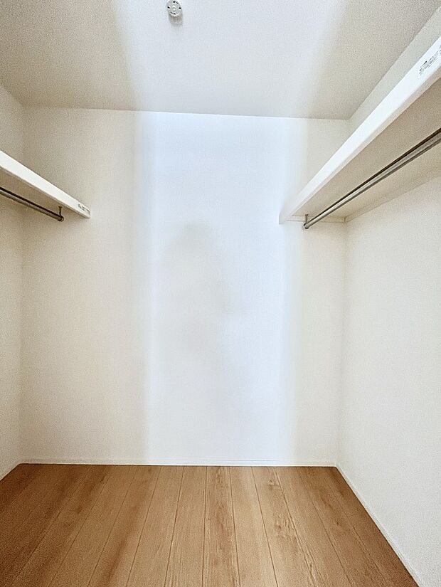 ~Walk-in Closet~ 必要なものやコーディネートを一覧して確認でき、身支度や準備が短時間で済むウォークインクローゼットを設置しました。家の中をすっきりとさせる便利な収納スペースです。