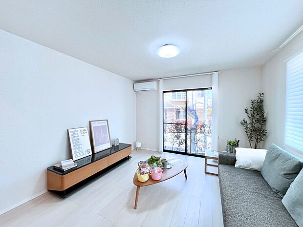 ◆2号棟◆～Living～　飽きの来ないシンプルでおしゃれなLDK。大きな窓から日差しが差し込むので室内も明るく、家族の憩いの場としてピッタリです。開放感と日当たりの良さを是非ご覧ください！
