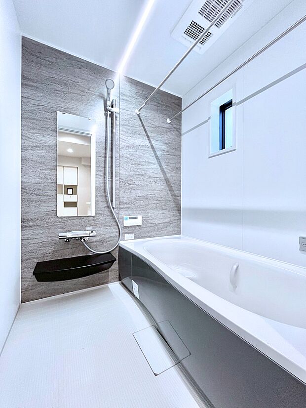 ◆2号棟◆～Bath Room～　足を伸ばして入浴することが可能！一日の疲れを癒す貴重なバスタイムです。お子様とご一緒でも十分な広さなので、リビングとは違った家族団欒のひと時をお楽しみいただけます。