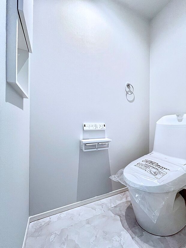 ◆2号棟◆～Toilet～　清潔感のある水回り♪トイレはウォシュレット付きです◎トイレは毎日使わざるを得ないもの。いつも清潔を保ちたいですね。トイレが2ヶ所あるので朝の混雑時に便利です！