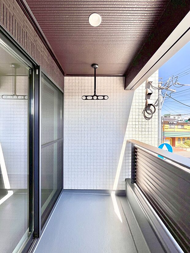 ◆2号棟◆~Balcony~ バルコニーは温かい陽がさしこみ、お布団や洗濯物を気持ちよく干すことができます。使いやすく開放的なバルコニーです♪陽ざしがたっぷり降り注ぐ、バルコニー付き住まい。