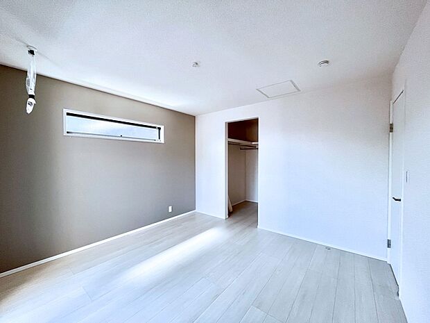 ◆2号棟◆～Bed Room～  「今日も一日お疲れ様」とご夫婦でゆったりくつろげる寝室。毎日の家事やお仕事に疲れた日はフカフカのベットで癒されてください。本棚をおいても快適な広さが自慢♪