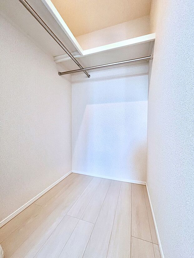 ◆2号棟◆~Walk-in Closet~ たくさんの洋服をかけてもシワになりにくいウォークインクローゼット。洋服以外にも、普段使わない家電やスーツケース、ストック品など何でも片付く嬉しい空間です。