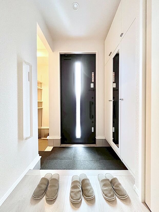◆1号棟◆～Entrance～　玄関は家の顔といわれますが我が家のセンスをさりげなく感じさせる魅力ある玄関造りも楽しみの一つ。帰宅する度に家族がほっとできる心地よい空間造りも大切ですね♪