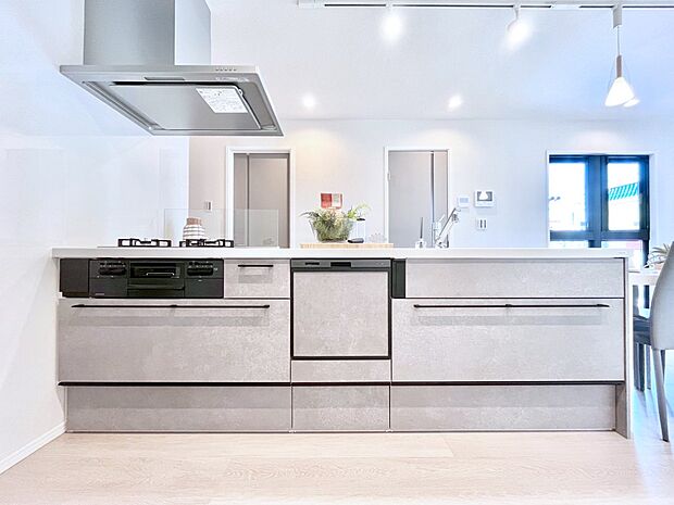 ◆1号棟◆～Kitchen～　会話が弾むリビング、料理が愉しくなるキッチン。家は、ただ生活する場ではなく、暮らしを愉しく、快適にする場所。笑顔の毎日、安らぎの日々のために、最新の設備・仕様を採用。