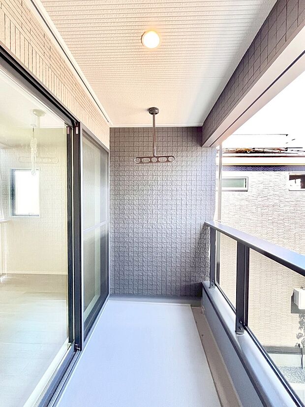 ◆1号棟◆～Balcony～  バルコニーは温かい陽がさしこみ、お布団や洗濯物を気持ちよく干すことができます。使いやすく開放的なバルコニーです♪陽ざしがたっぷり降り注ぐ、バルコニー付き住まい。  