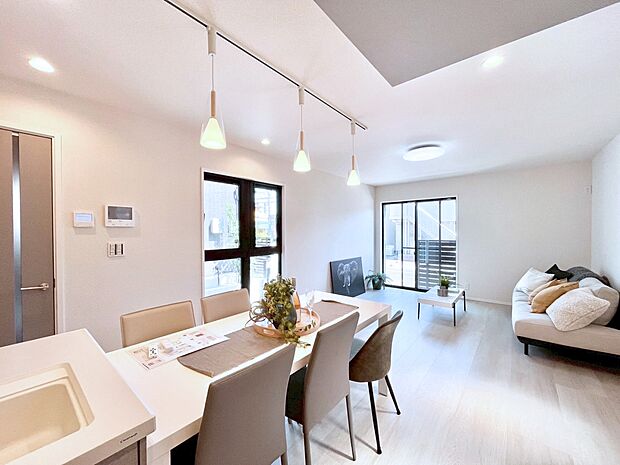 ◆1号棟◆～Living～　豊かな陽光がこの場所を照らしだす。光溢れるこの空間はみんなの笑顔が集う場所、時を忘れ、つきることのないたわいもない会話を楽しむ時間、たくさんの思いが綴られる場所。