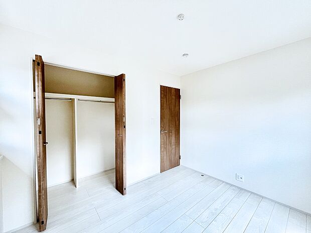 ～Bed Room～　部屋数が多いのが戸建てのメリットです。ご家族が増えたことで手狭に感じていた住まいも戸建てでは各居室プライバシーを保つことができます。住まいにゆとりが生まれ心もリラックスできます♪