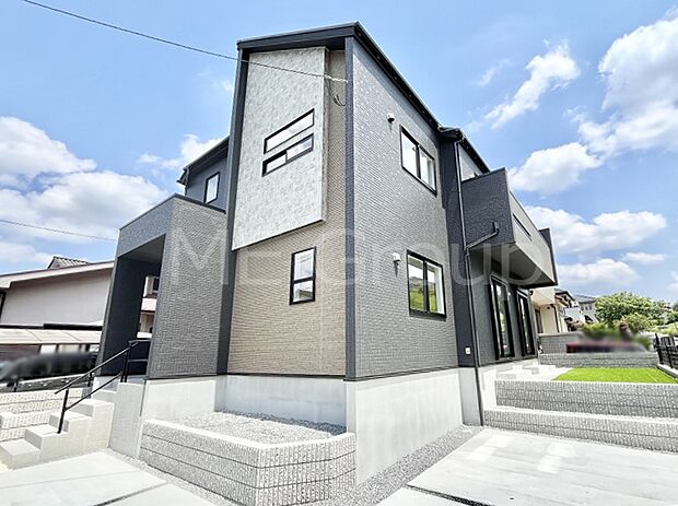 上質感あふれる外観デザイン。魅力の住まいを実現。
