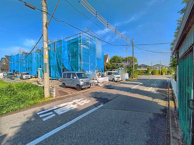 ~Exterior~ 前面道路:東 6.06m 公道 前面道路は閑静な住宅地をはしる車通りの少ない道路。駐車の出し入れもらくらくです!ご不明点・現地見学のご希望は、お気軽にお問い合わせください!
