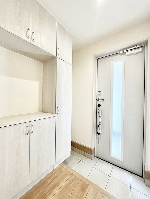 ◆1号棟◆～Entrance～　家の中でお客様を迎える最初の場所である玄関は、家の印象そのものです！豊富な玄関収納で、常に綺麗に保つことが出来ます♪玄関にはたっぷり収納の下駄箱を完備！