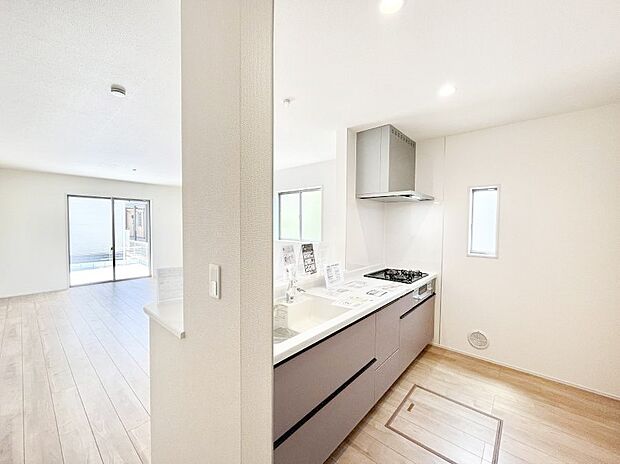 ◆1号棟◆～Kitchen～　自然光が入る窓のあるキッチン☆毎日使う場所だからこそ、使い勝手を考慮しました。ゆったりとしたキッチンコーナーは質感豊かな仕上がりとなっております。