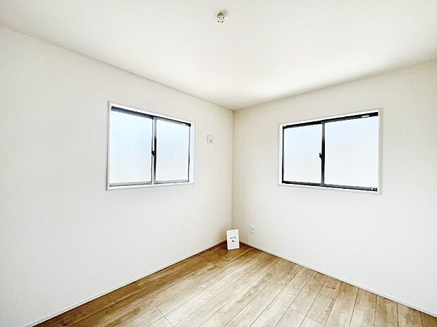 ◆1号棟◆~Bed Room~ 2面採光を確保した明るい室内は、風通しも良く、大変居心地の良い空間となっております。爽やかな風を感じて起きる朝は、快適生活の始まりに!日当たりが良い住まい♪