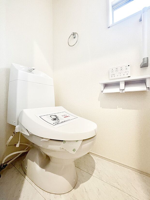 ◆1号棟◆～Toilet～　綺麗・スッキリ・快適なウォシュレット付トイレでくつろげる空間です。採光もあり明るく、快適空間となっております♪毎日使う場所だからこその配慮です！