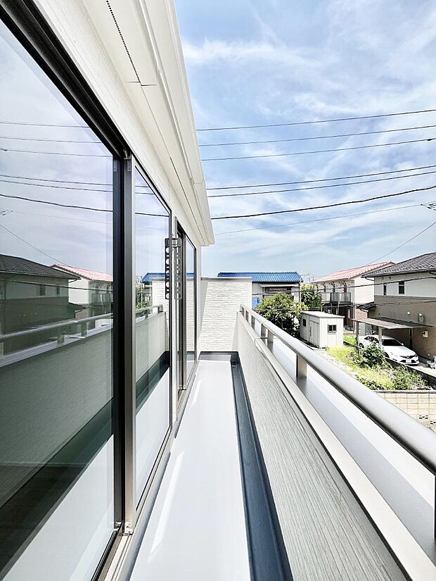 ◆1号棟◆~Balcony~ 大きな空に囲まれた気持ちのいい家。バルコニーを覗くだけで圧倒的な開放感に包まれます。バルコニーは陽がさしこみお布団や洗濯物を気持ちよく干すことができます。