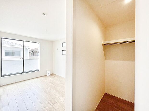 ◆1号棟◆～Bed Room～  全居室には収納クローゼットを完備！普段使いのお洋服や小物はもちろん、季節物のお洋服などもしっかりと整理整頓おしまい頂けます。  居室空間を広く使用できますね。