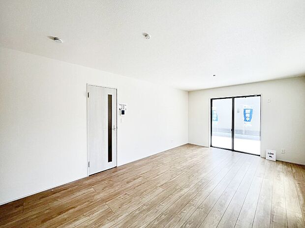 ◆1号棟◆～Living～　豊かな陽光がこの場所を照らしだす。光溢れるこの空間はみんなの笑顔が集う場所、時を忘れ、つきることのないたわいもない会話を楽しむ時間、たくさんの思いが綴られる場所。